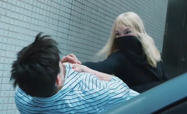 何慈茵用「擒拿爪」將李治廷高舉過頭再撻落私家車面。