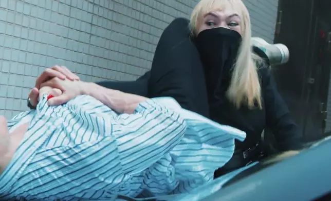 何慈茵用「擒拿爪」將李治廷高舉過頭再撻落私家車面。