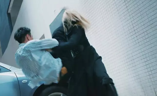 何慈茵用「擒拿爪」將李治廷高舉過頭再撻落私家車面。