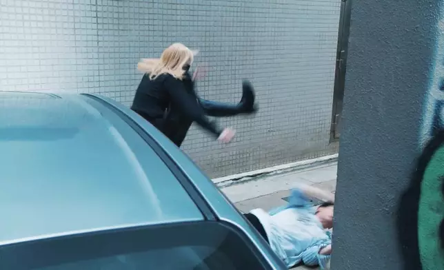 何慈茵用「擒拿爪」將李治廷高舉過頭再撻落私家車面。