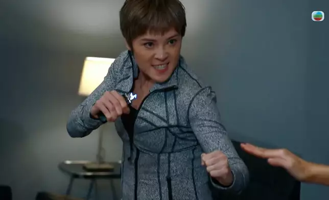 何慈茵在劇集《隱形戰隊》中和劉穎鏇更衣室大戰，當時引起極大迴響。