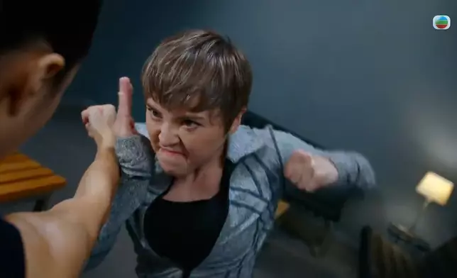 何慈茵在劇集《隱形戰隊》中和劉穎鏇更衣室大戰，當時引起極大迴響。