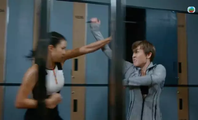 何慈茵在劇集《隱形戰隊》中和劉穎鏇更衣室大戰，當時引起極大迴響。