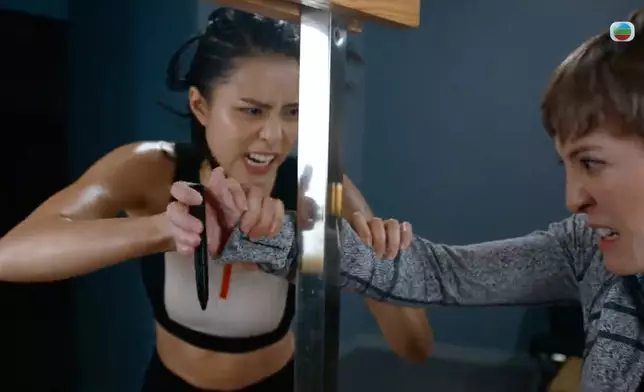 何慈茵在劇集《隱形戰隊》中和劉穎鏇更衣室大戰，當時引起極大迴響。