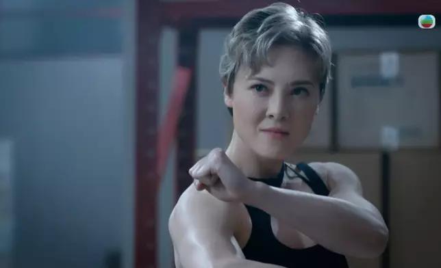 何慈茵亦分別在劇集《隱形戰隊》中飾演女殺手。