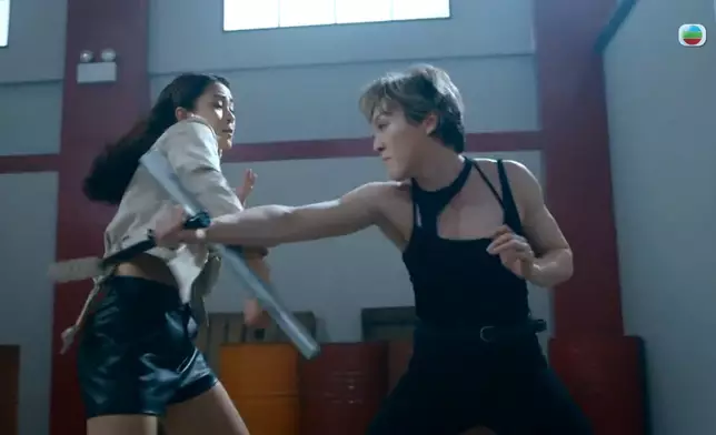 何慈茵亦分別在劇集《隱形戰隊》中飾演女殺手。