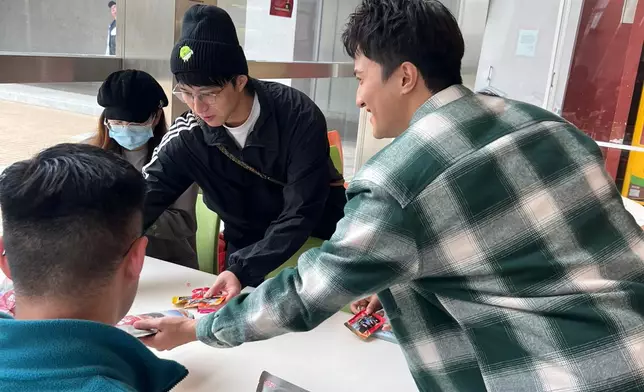 雖然坤哥同黃庭鋒是競爭對手，不過就話希望齊齊有獎落袋。