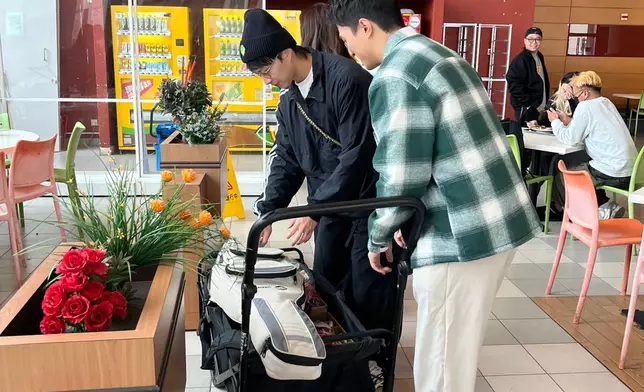 坤哥與黃庭鋒合體出動拉票。