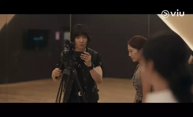 道奇成功深入敵營擔任女團經理人。Viu提供圖片