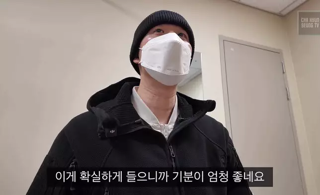 車炫承紀錄低在醫院聽取骨髓檢查報告的一刻。影片截圖