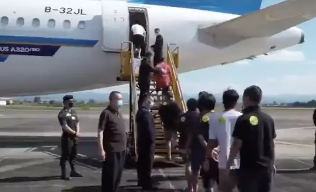 將疑犯押解返國。新華社影片截圖
