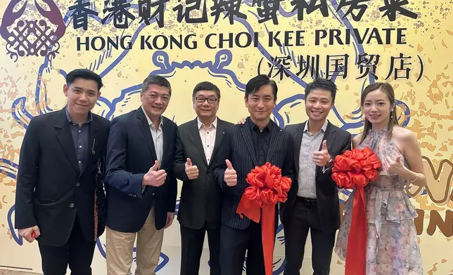 范振鋒與李思欣夫妻檔恩愛現身，為好友餐廳深圳首店站台，星光熠熠。