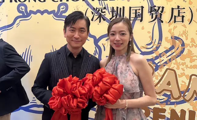 被問到夫妻檔密密搵銀會否獎勵太太，阿范笑言收入全上繳，李思欣即撒嬌要求買手袋，場面溫馨又搞笑。