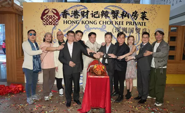 嘉賓們一同進行切燒豬儀式，祈求新店開張大吉，客源滾滾