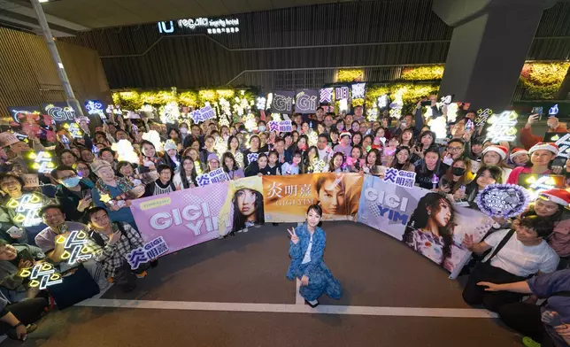 與粉絲大合照。