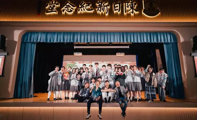 Supper Moment日前走進校園，擔任中六班際歌唱比賽的頒獎嘉賓。