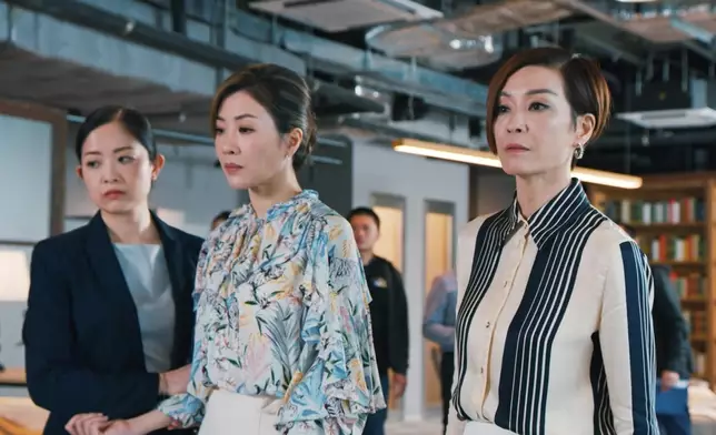 伍詠薇護住細嘅，盡顯CEO風範。