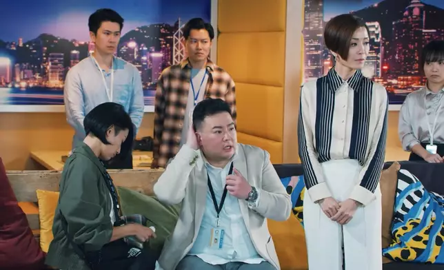 伍詠薇護住細嘅，盡顯CEO風範。