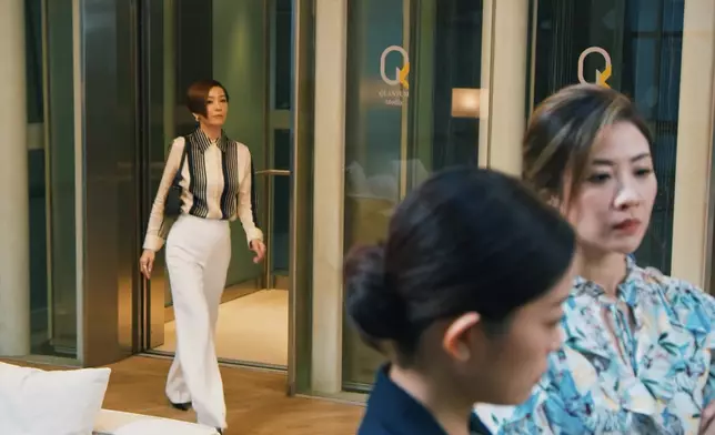 伍詠薇護住細嘅，盡顯CEO風範。