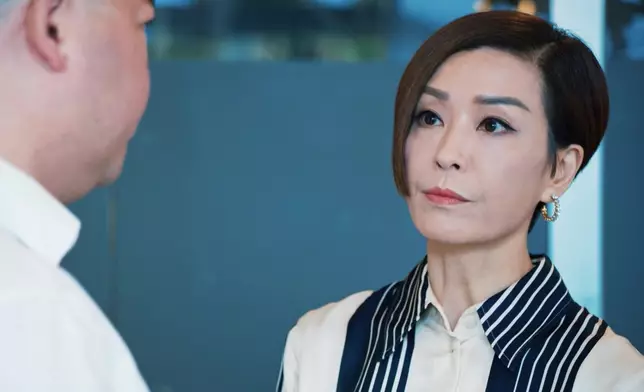 伍詠薇護住細嘅，盡顯CEO風範。