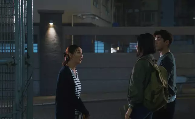 見到高大帥哥李治廷，滕麗名即刻對李治廷心心眼，仲好熱情招呼添！