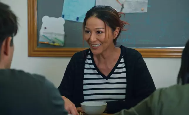 見到高大帥哥李治廷，滕麗名即刻對李治廷心心眼，仲好熱情招呼添！