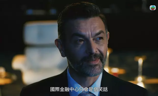 劇中「神秘金融大鱷」路易斯，好多人估佢係劇集Big Boss。