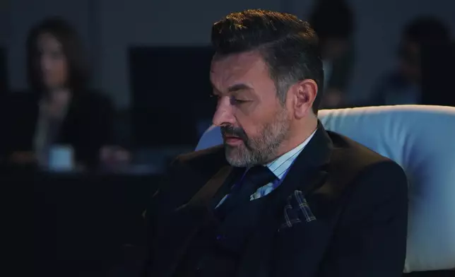 劇中「神秘金融大鱷」路易斯，好多人估佢係劇集Big Boss。