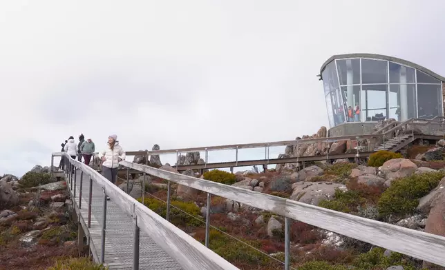 今集行程由威靈頓山出發，走進山頂玻璃觀景台。