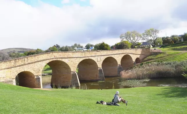 Christy亦到列治文，於全澳洲歷史最悠久、規模最大的古老石拱橋打卡。