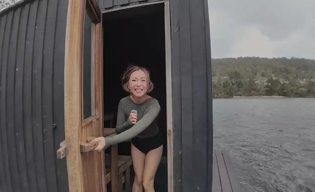 今集焦點落在Derby的「冰火體驗」，全澳洲第一間柴房式飄浮桑拿，私人包場邊焗邊看湖光山色，更可以跳入湖即刻「冰火交替」。