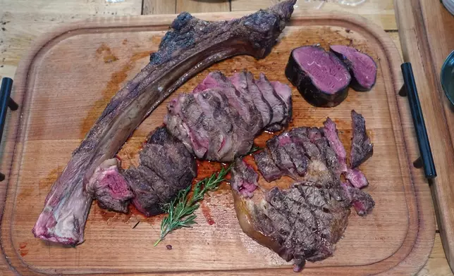 酒店餐飲亦見誠意，招牌「超級大斧頭牛扒」滿足食肉獸。