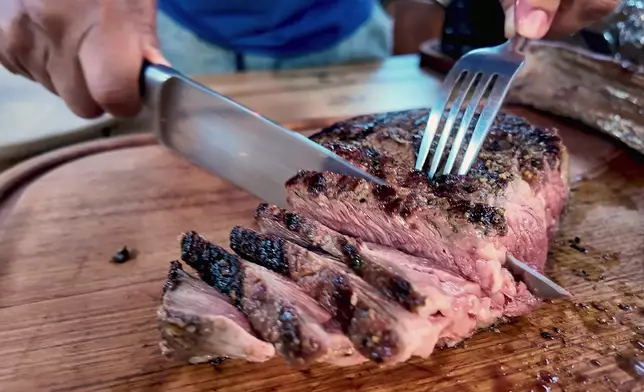 酒店餐飲亦見誠意，招牌「超級大斧頭牛扒」滿足食肉獸。