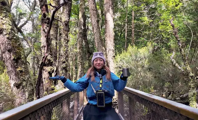 Christy喺森林歎咖啡。