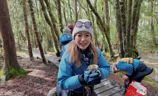 Christy喺森林歎咖啡。