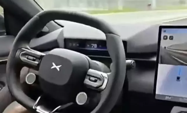 涉事車主在港珠澳大橋駕駛時懷疑曾經單手控制軚盤，更一度雙手離軚。小紅書影片截圖