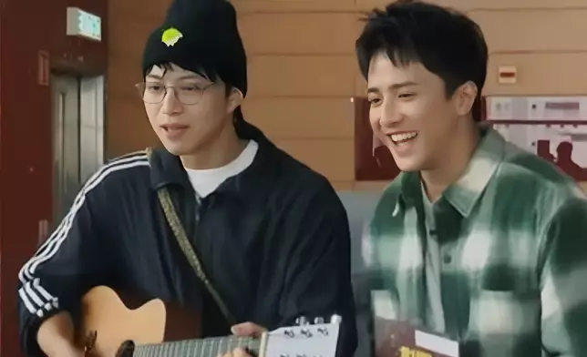 吳業坤與黃庭鋒又返回電視城向同事派發鮑魚及湯包。