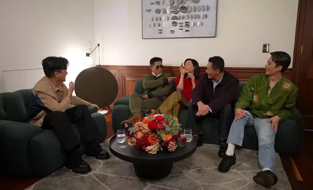 古仔想再篤宣萱，但宣萱好精靈咁避開咗。