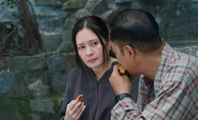 知珍妹鍾意食雞蛋仔，任達華仲專登買嚟𠱁珍妹。