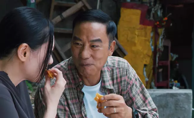 知珍妹鍾意食雞蛋仔，任達華仲專登買嚟𠱁珍妹。