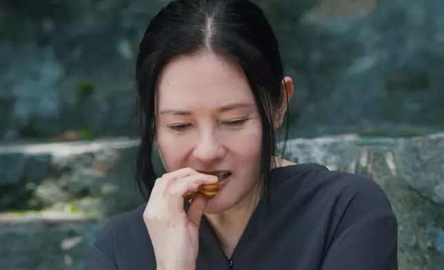 留意吓珍妹用力咬雞蛋仔呢一吓，真係好似小朋友食嘢咁。