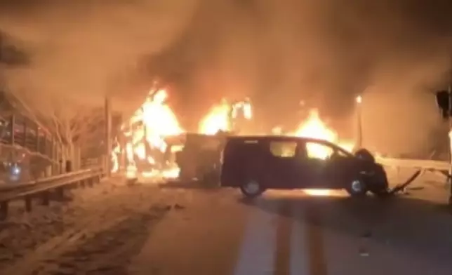 日本群馬縣逾50車雪中連環相撞引發大火。網上影片截圖