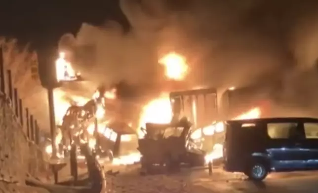 日本群馬縣逾50車雪中連環相撞引發大火。網上影片截圖