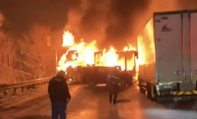 日本群馬縣逾50車雪中連環相撞引發大火。網上影片截圖