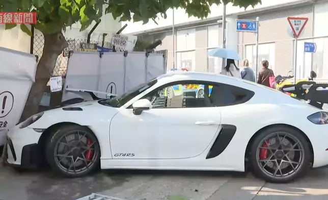 元朗私家車鏟上行人路。有線新聞畫面截圖