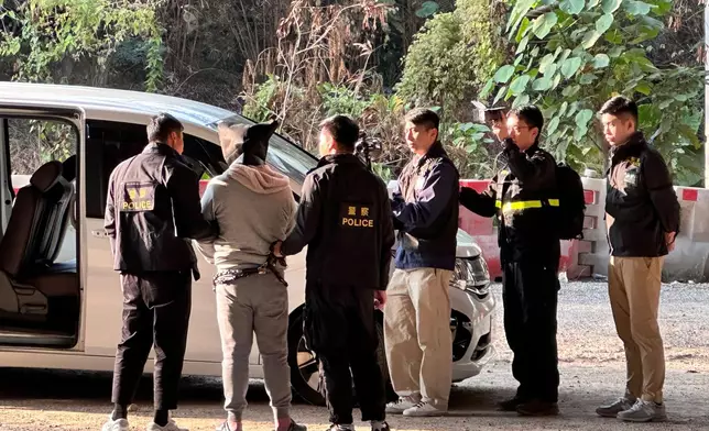 洪水橋亦園路謀殺案，警方押解其中一名被捕男子到事發位置重組案情。