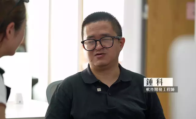 Janis先到北京，拜訪盲人開發者鐘科 。