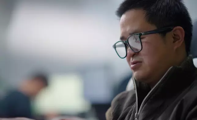 鐘科中學確診青光眼，視力急速衰退，但他沒有放棄，自學程式開發。