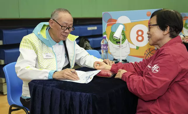 「南方醫科大學香港校友會」會長胡永祥博士，帶領一眾醫師提供義診服務。