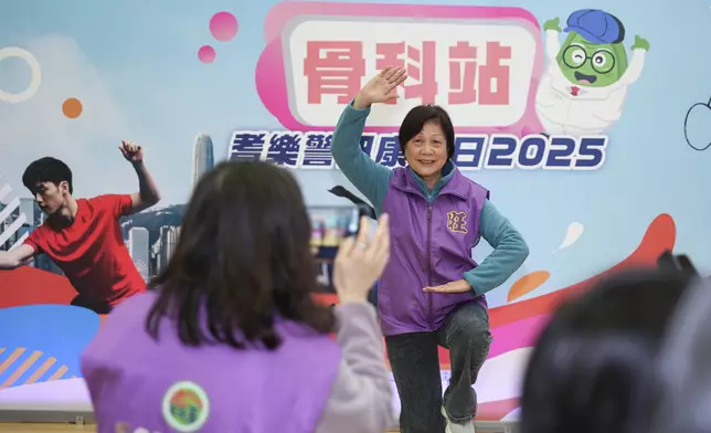 「耆樂警訊」會員學以致用，練習防跌操。